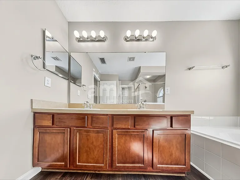 2724 Creekfront Dr — Photo 9