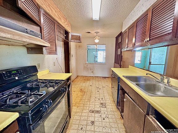 3rd image of 115 HIDDEN VALLEY DR