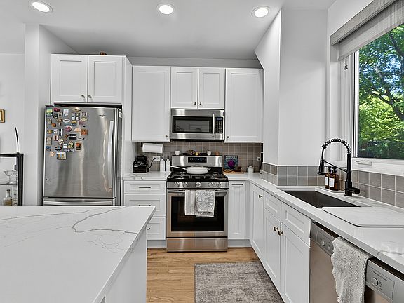 4th image of 2809 N Wolcott Ave Unit I