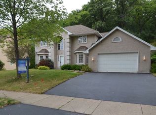 6690 Promontory Dr, Eden Prairie, MN 55346