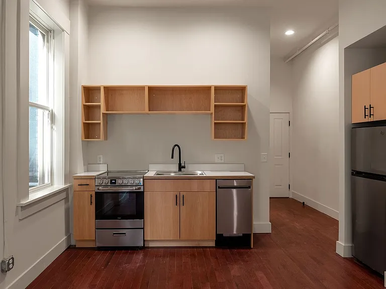 129-131 W Elder St — Photo 10