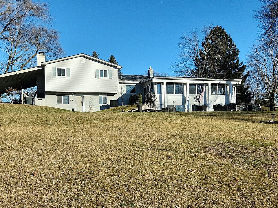 1st image of 689 Lake View Dr