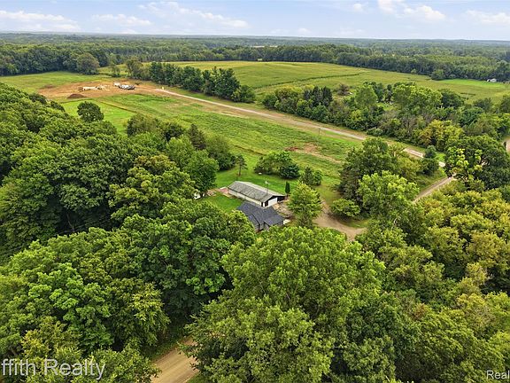3rd image of 5822 Mack Rd