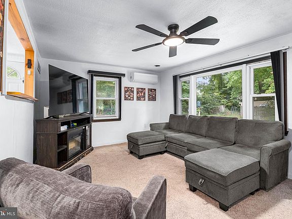 5th image of 28 Chestnut Hill Ln