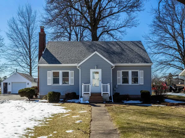 317 W Leclaire Rd, Eldridge, IA 52748