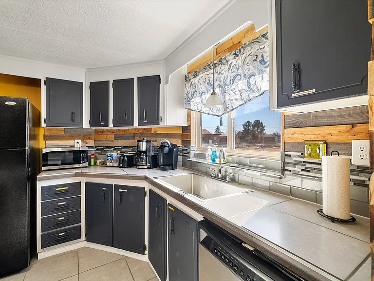 1051 Heritage Dr — Photo 8