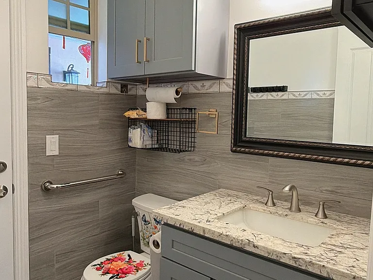 1/2 bathroom