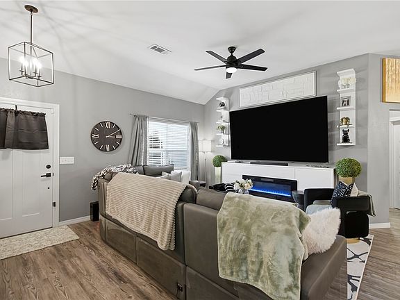 3rd image of 703 Teri Dr