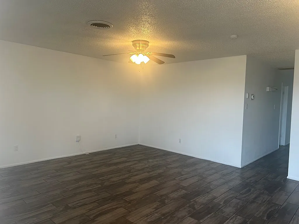 3 bed, 2.0 bath, 1226 sqft, $2,000 — Photo 2