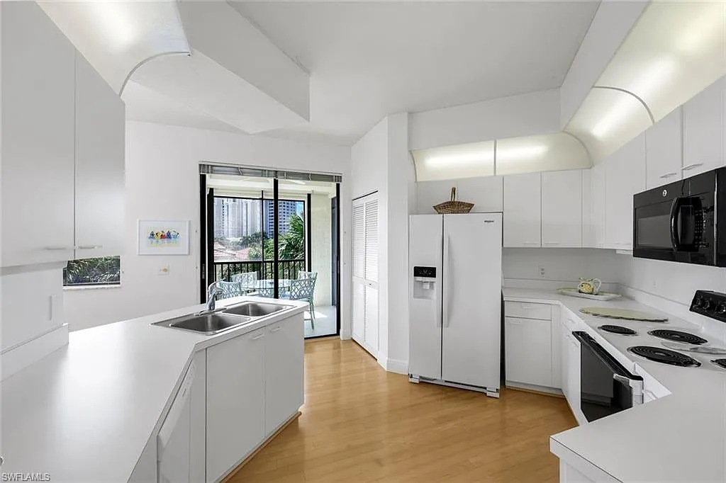 2 bed, 2.0 bath, 2169 sqft, $8,000 — Photo 4