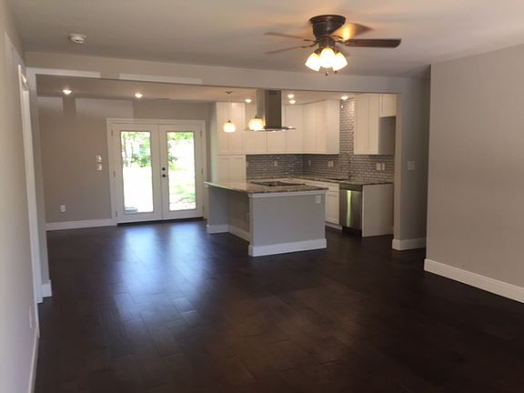 3rd image of 3942 Lagoon Cir