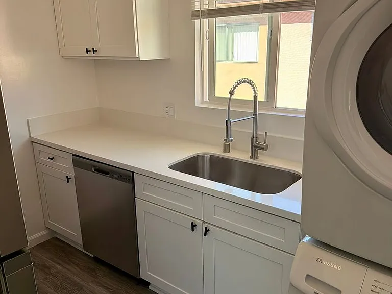 4959 Romaine St — Photo 11