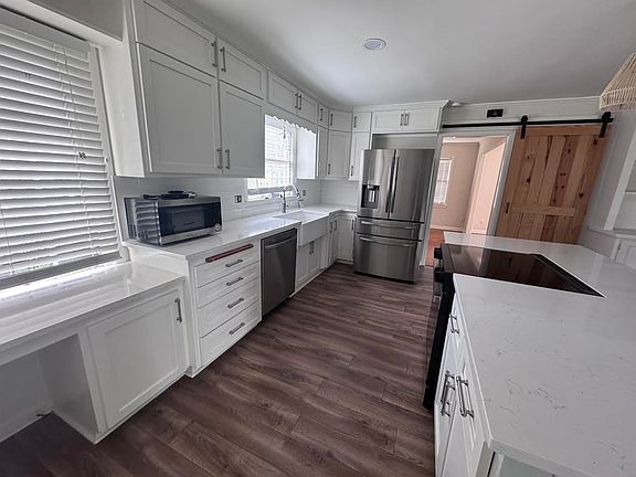 3rd image of 2303 Pinecliff Dr