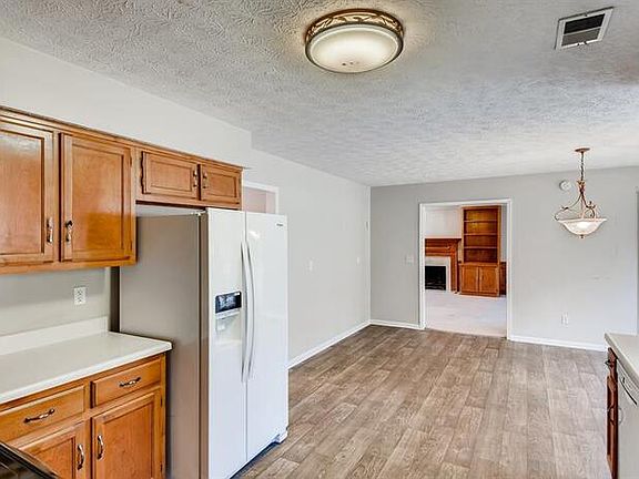 5th image of 220 Crescent Oak