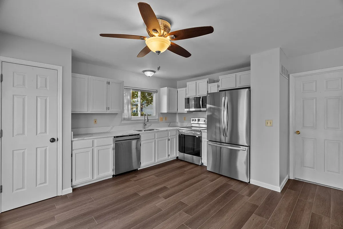 Building Photo - 2 Coachman Ct