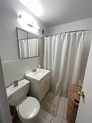 3rd image of 250 E 63rd St APT 209