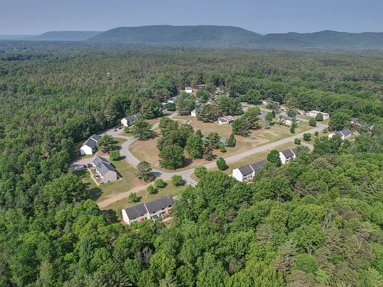 English Village Apartments — Photo 31