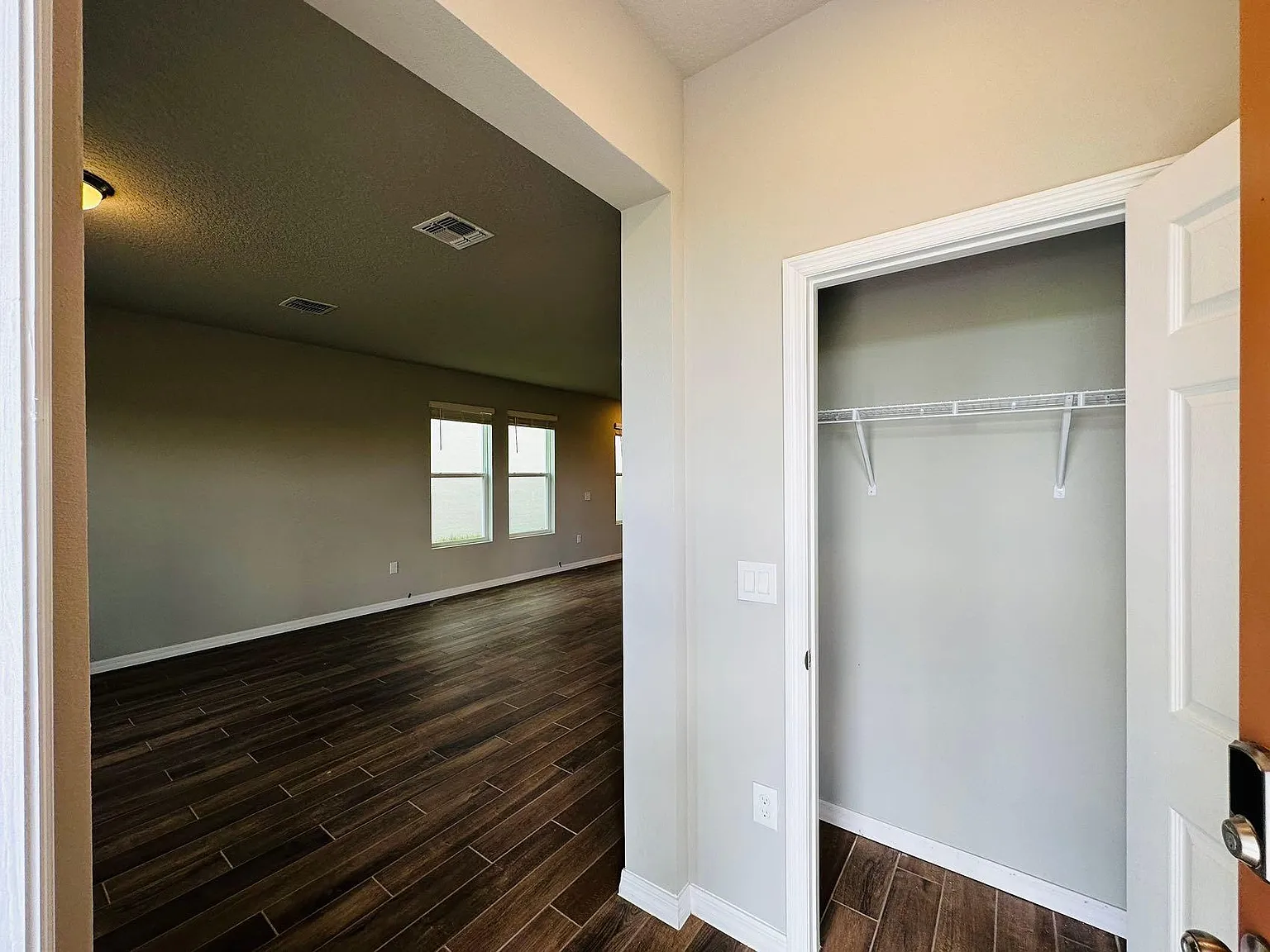 4 bed, 2.5 bath, 2289 sqft, $2,300 — Photo 3