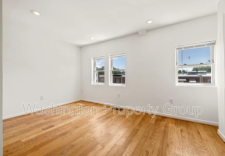 329 18th Pl NE — Photo 31