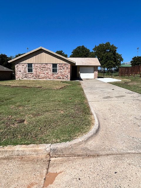 Spacious home, large fenced in back yard, minutes from Choctaw High School