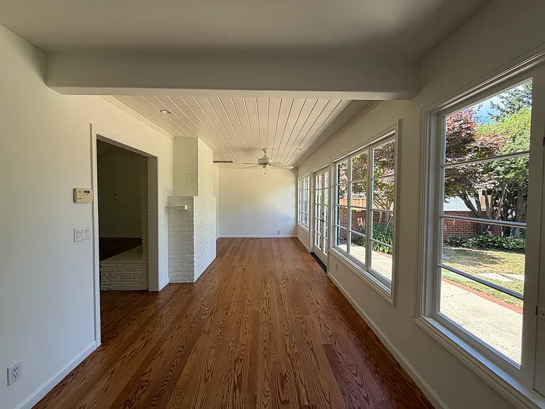 421 W Oakwood Blvd — Photo 4