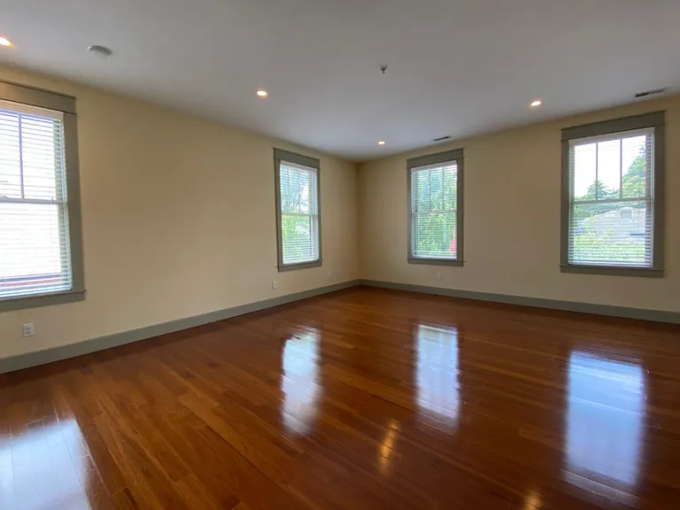 235 W Dodds St — Photo 27