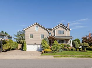 14 Maplewood Dr, Plainview, NY 11803