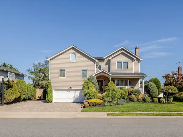 14 Maplewood Drive, Plainview, NY 11803