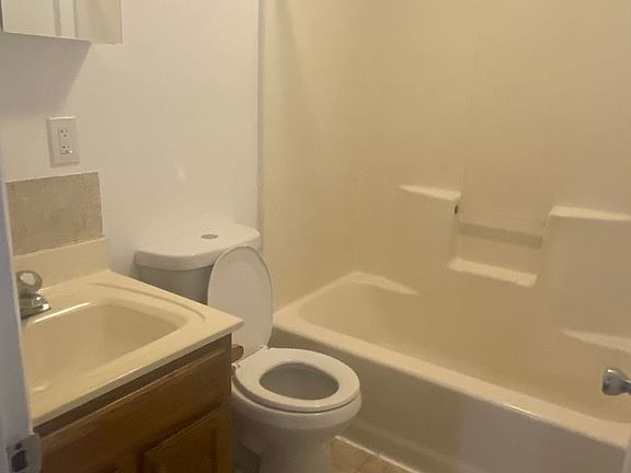 4th image of 533 N Railroad St #535B