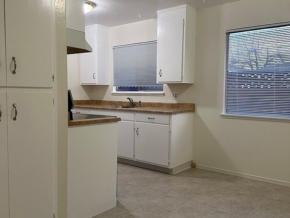 4th image of 1072 White Dr