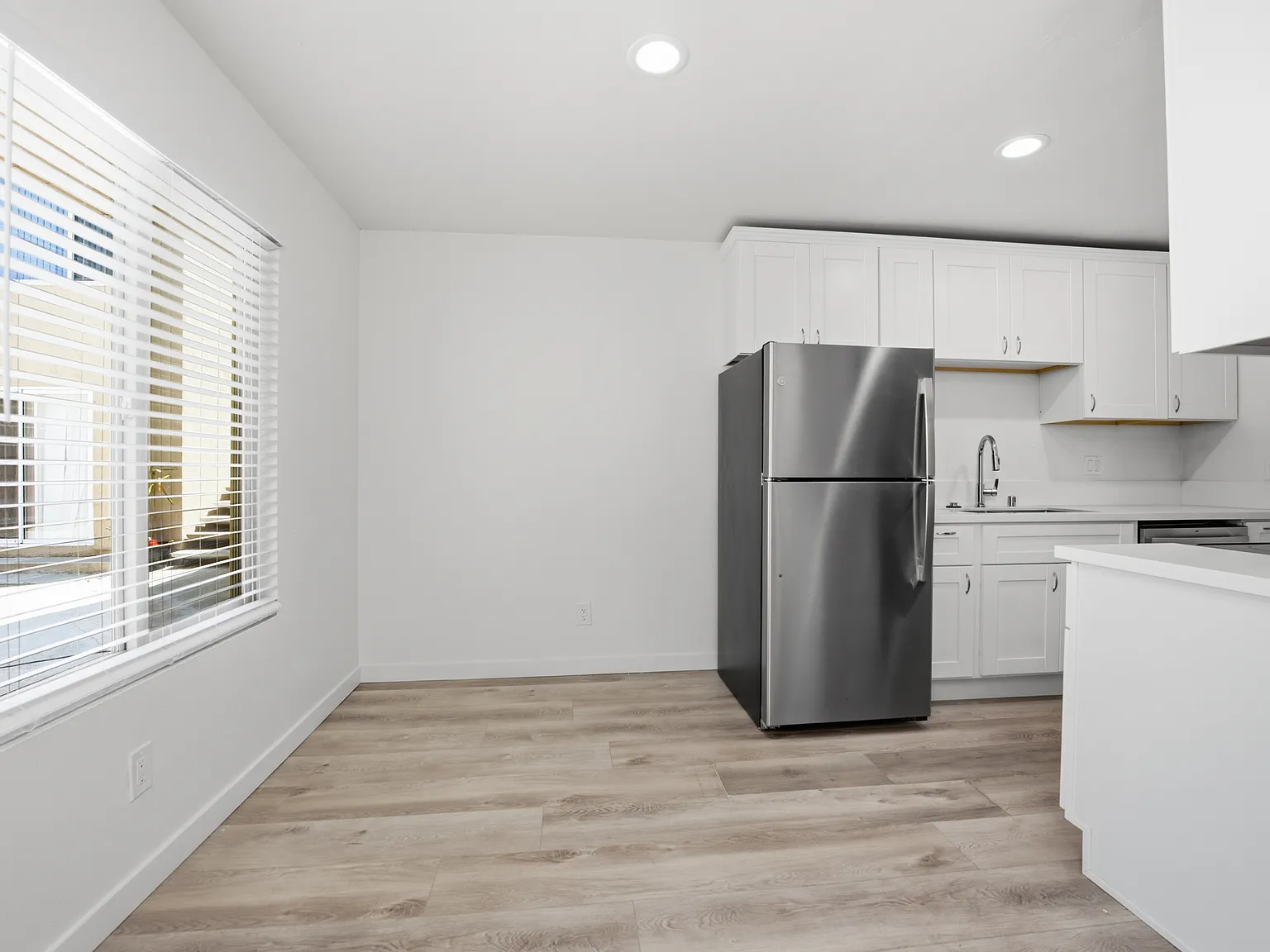 2 bed, 905 sqft, $2,295 — Photo 2
