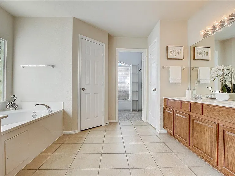 537 Golden Creek Dr — Photo 29