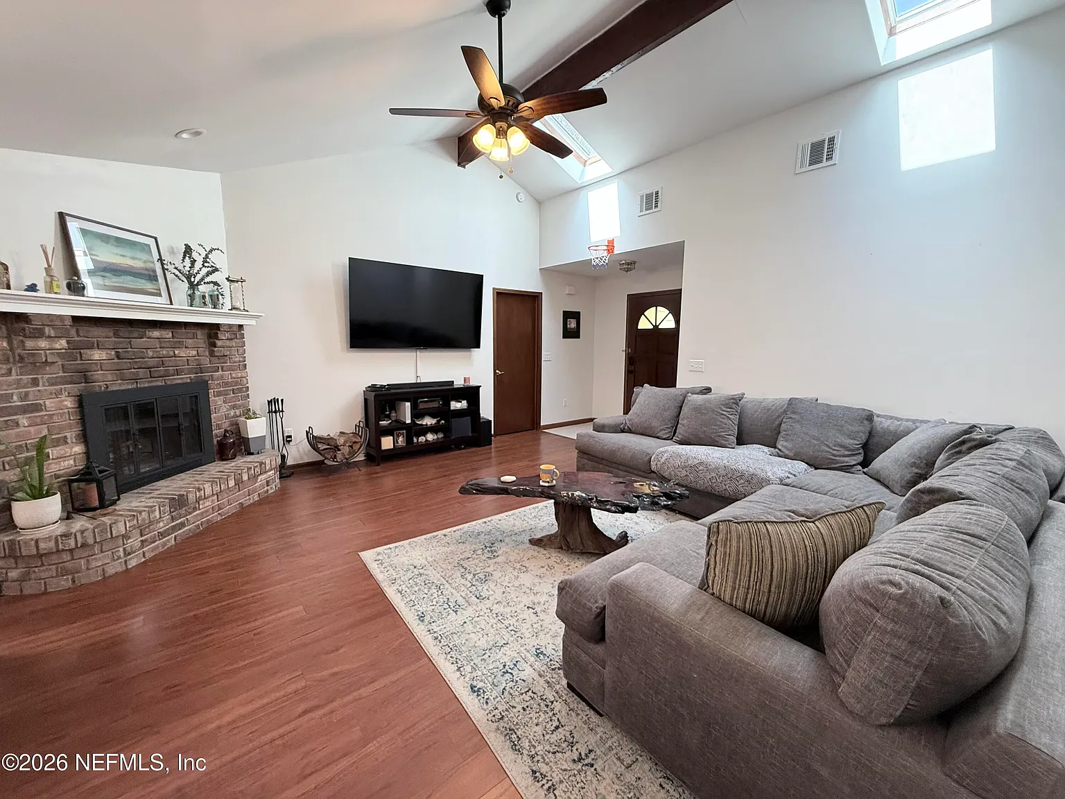 3 bed, 2.0 bath, 1392 sqft, $3,500 — Photo 3