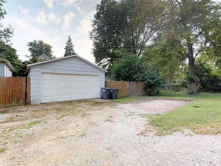 3213 Broadway Ave — Photo 3