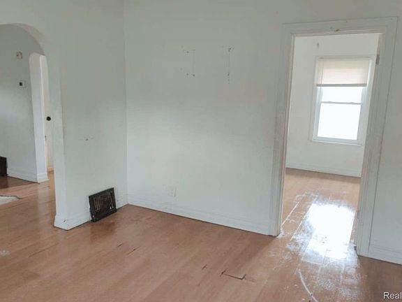 4th image of 1317 E Muir Ave