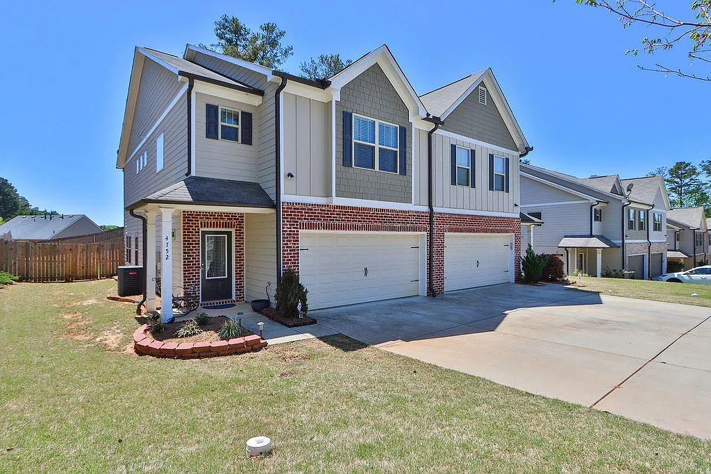 3 bed, 2.5 bath, 2002 sqft, $2,149 — Photo 2