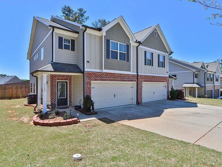 4752 Highland Ave — Photo 2