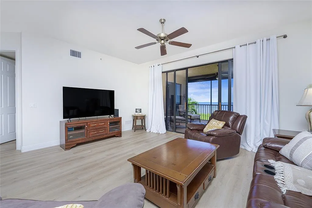 3 bed, 3.0 bath, 2338 sqft, $3,000 — Photo 3