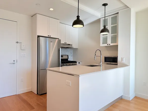 409 Eastern Parkway image 3 of 20