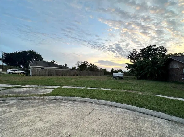 2605 Shannon Dr, Violet, LA 70092