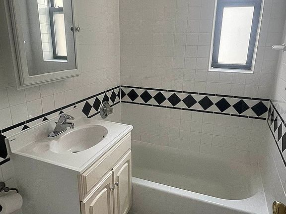 4th image of 31-32 32nd St #3