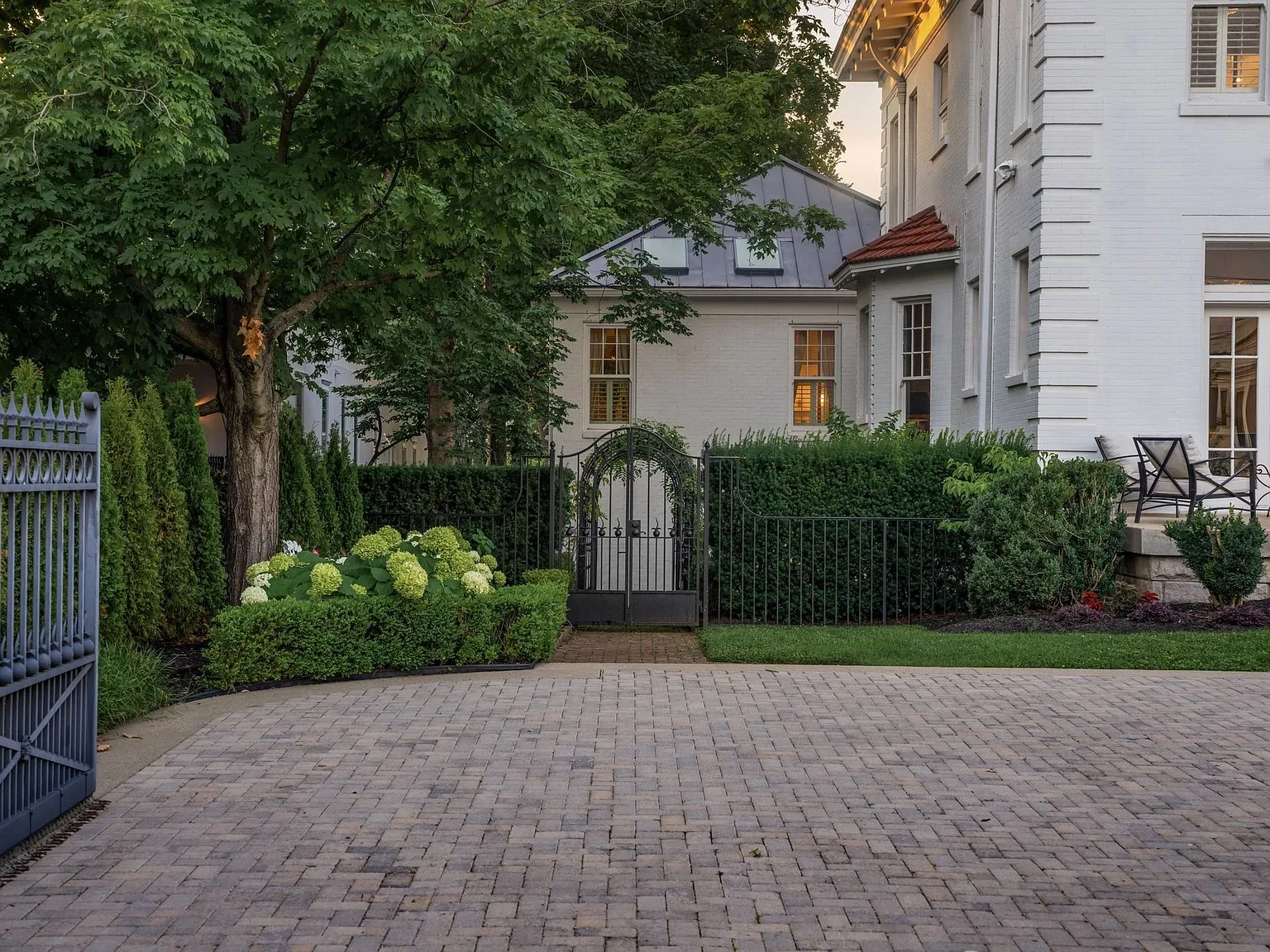5 bed, 5.5 bath, 8592 sqft, $30,000 — Photo 4