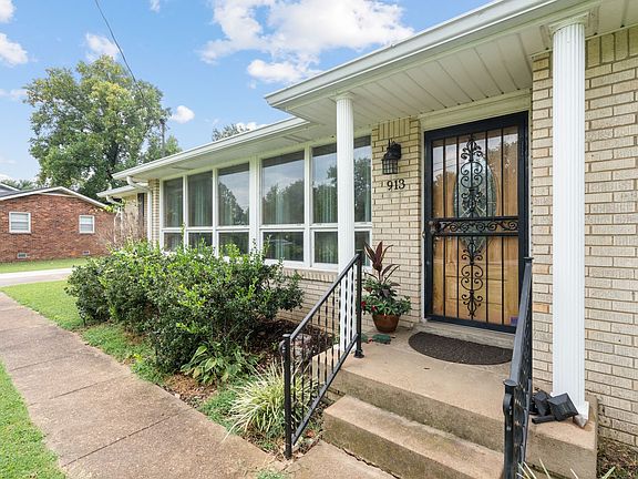 3rd image of 913 Crownhill Dr