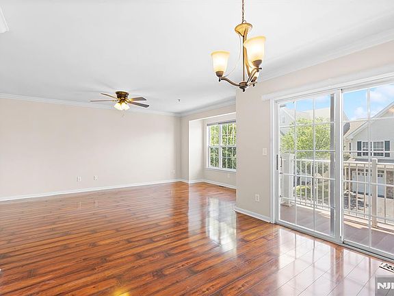 5th image of 74 Mountainside Dr