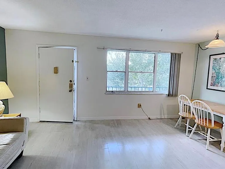 1200 Colonnades Dr #208 — Photo 8