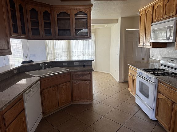 3rd image of 16324 Victoria Dr
