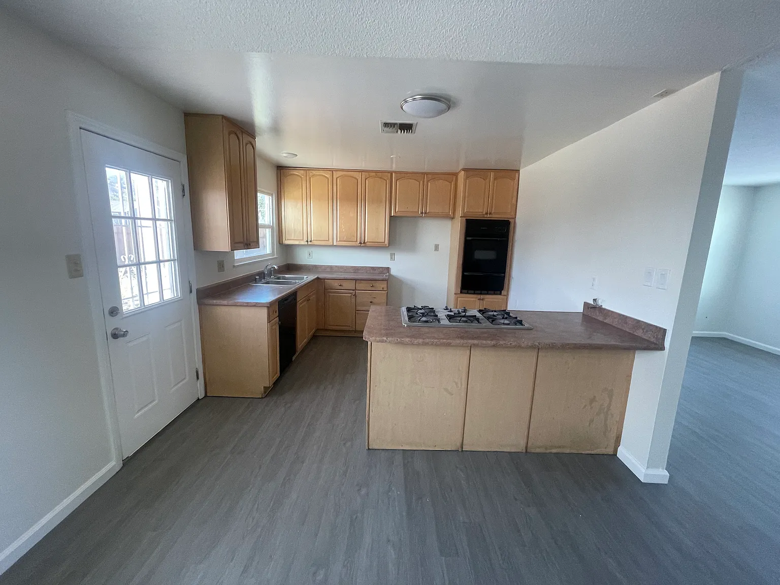 3 bed, 1100 sqft, $3,650 — Photo 4