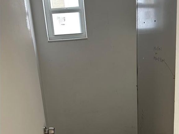 4th image of 904 NE 12th Ave #1