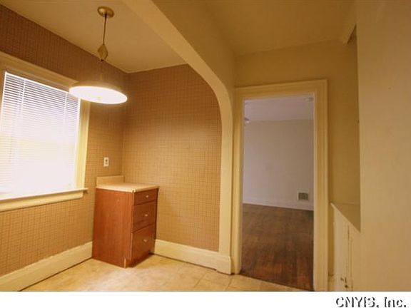 5th image of 332 Bruce St
