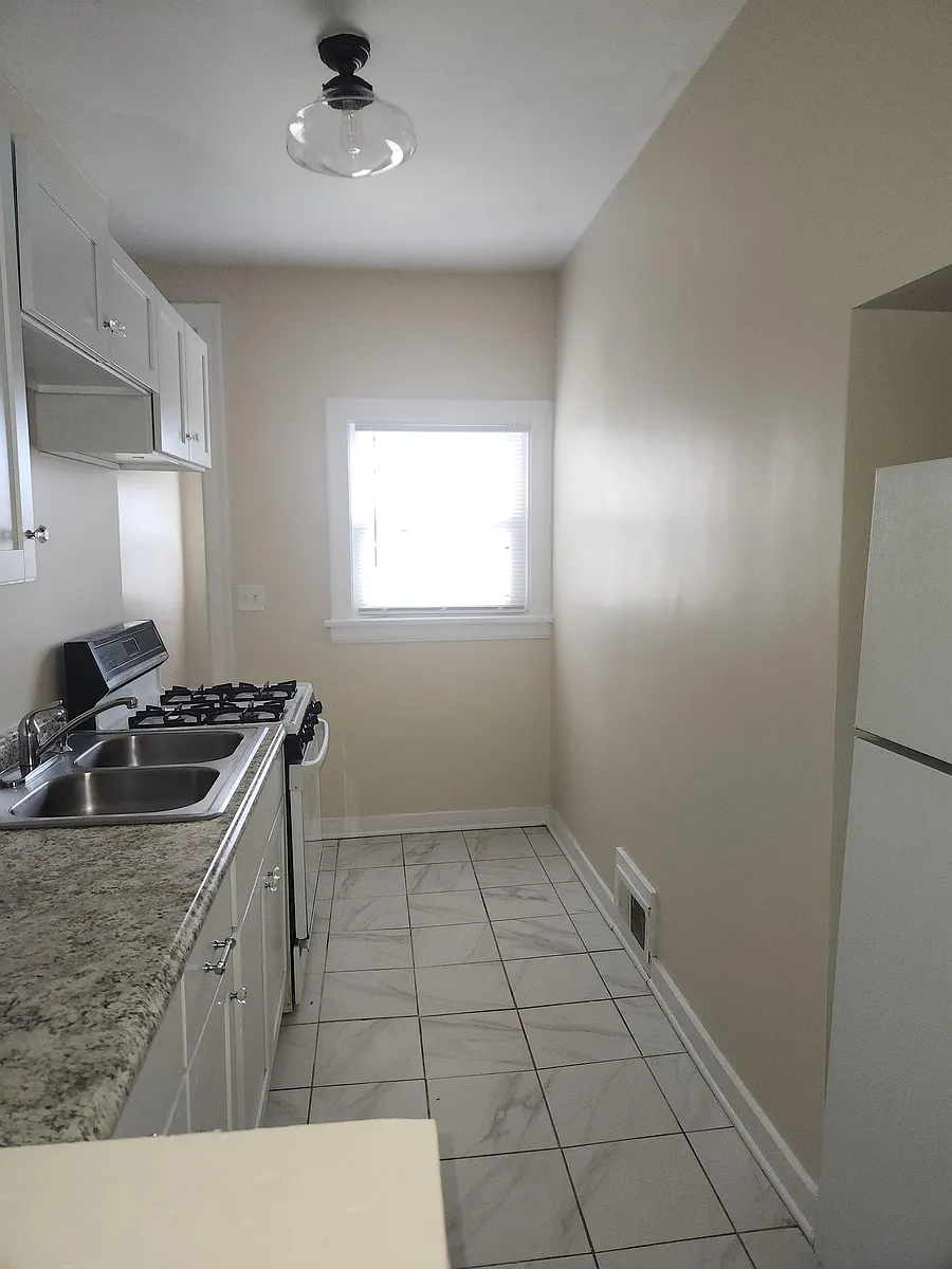 Building Photo - 1220 Market Ave N #4